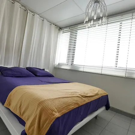 Centre With Air Conditionner *